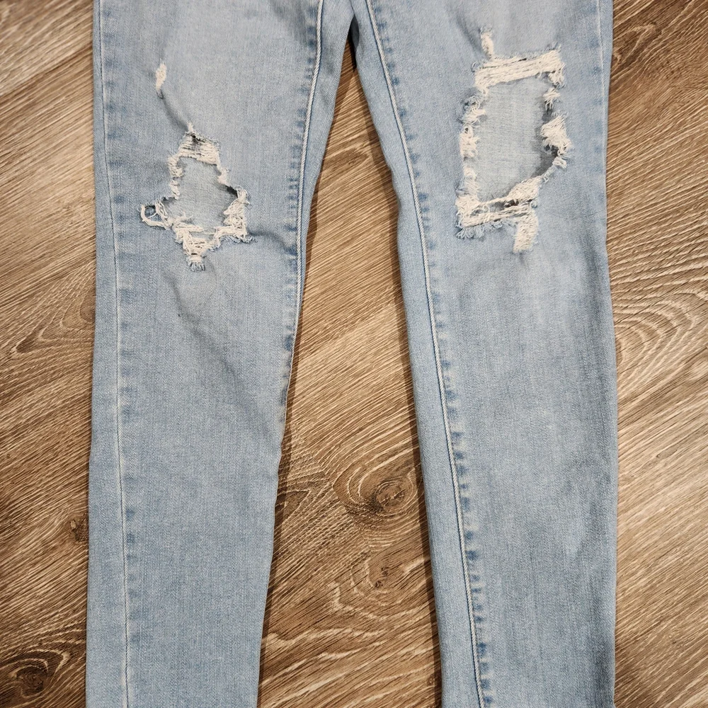 Levi's Women's Light Blue Ripped Skinny Jeans Size 26 - Picture 5 of 10